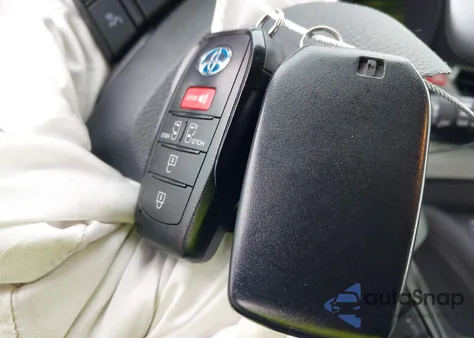 2025 Toyota Sienna Le z USA, uszkodzony, nr VIN 5TDKSKFC9SS199078